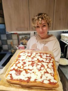 Tyttö ja aito italialainen pizza