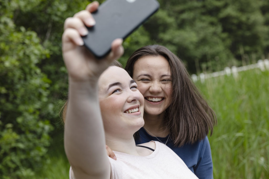 Kaksi tyttöä ottaa selfietä.