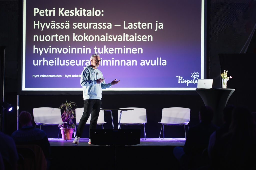 Seminaaripuhuja Piispalassa esiintymislavalla.